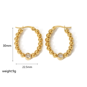 Détail de créoles à billes plaquées or 18K avec zircone, taille 30x22,5mm pour femme