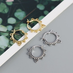 Retro hollow gear-shaped metal hoop earrings in gold and silver finish for women