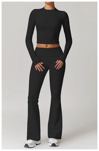 Détail d'un ensemble de yoga noir avec haut à manches longues, passe-pouces et legging