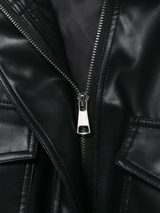 Detail der Textur einer schwarzen PU-Lederjacke mit Silber-Reißverschluss und Nähten