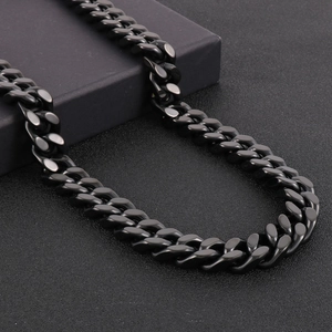 Gros plan d'un bracelet gourmette noir épais avec texture métallique polie sur écrin