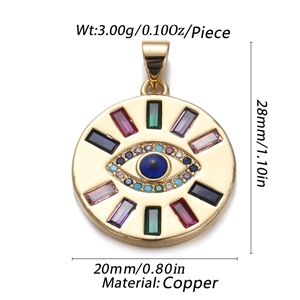 Detailansicht des goldenen Evil Eye Anhängers mit bunten Edelsteinen und Maßen