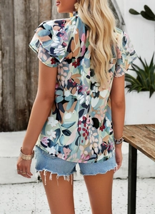 Détail de la vue arrière d'une blouse en mousseline fleurie à manches courtes volantées