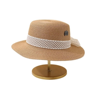 Eleganter Strohhut für Damen mit kariertem Band und silbernem M-Buchstaben-Emblem