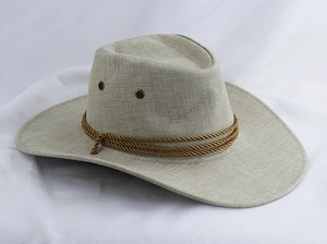 Détail du chapeau de cowboy beige clair avec tissu respirant et cordon décoratif doré
