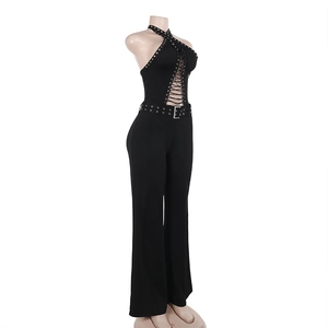 Detailansicht des schwarzen Neckholder-Jumpsuits mit Schnürung und Metallösen-Gürtel