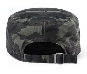 Dettaglio del retro del berretto militare mimetico con fibbia metallica regolabile