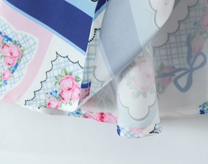 Gros plan détaillé sur le satin floral avec imprimé rose et coutures de l'ourlet