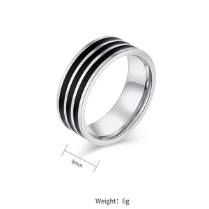 Anello in acciaio al titanio argento lucido con tre strisce nere, largo 8mm