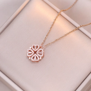 Makro-Detail des rosévergoldeten Kleeblatt-Anhängers mit weißen Diamanten in einer Schmuckbox