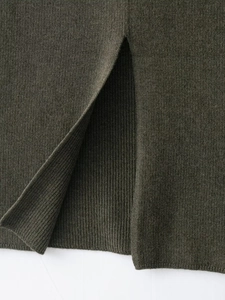 Détail macro du tricot à motifs losanges vert foncé avec ourlet fendu de haute qualité