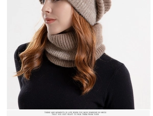 Detail der Stricktextur von Damen-Wintermütze und passendem Halswärmer-Set in Camel-Farbe