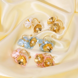 Orecchini floreali vintage placcati oro 18k con perle in tre diverse varianti