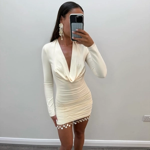 Robe sexy blanc cassé à manches longues, décolleté en V et détails de sequins