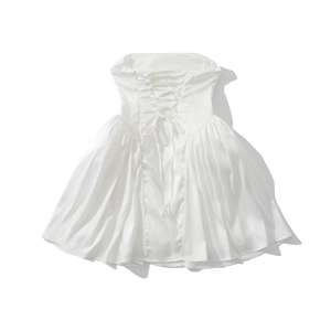 Détail du laçage au dos d'une robe bustier blanche à coupe patineuse évasée