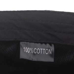 Interno del berretto ottagonale con etichetta 100% cotone e dettagli delle cuciture