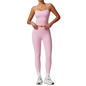 Ensemble de yoga rose à taille haute comprenant un débardeur court et un legging sport