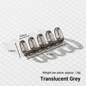 Dettaglio di un anello di rilegatura in plastica grigio trasparente a 5 fori con misure