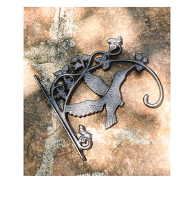 Detail eines Vintage-Wandhakens aus Gusseisen mit Kolibri- und Rebenblatt-Design