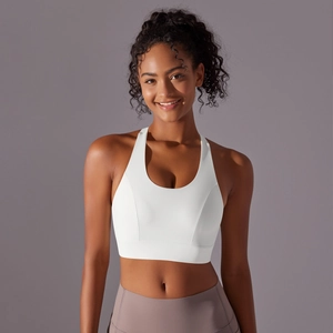 Détail du soutien-gorge de sport blanc à larges bretelles avec tissu sans couture respirant