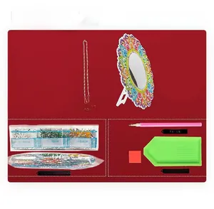 Dettaglio del kit specchio pittura diamante fai-da-te con strumenti, perle e catena