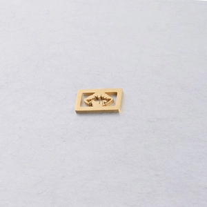 Gros plan d'un pendentif doré en acier inoxydable avec motif lèvres pour bijoux DIY