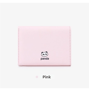 Dettaglio di un portamonete rosa in pelle PU con panda e cuciture di precisione
