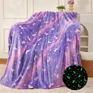 Luminous flannel blanket with unicorn stars pattern and glow-in-the-dark effect