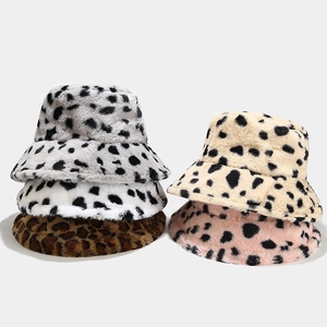 Collezione di cappelli bucket in peluche leopardato in ecopelliccia per donna