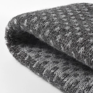 Bonnet en maille gris foncé épais avec texture pelucheuse chaude et fibres douces