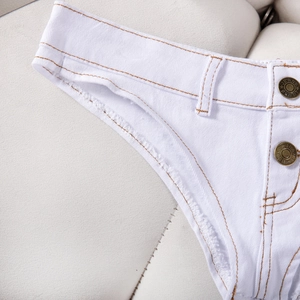 Détail rapproché d'un short en jean blanc avec bouton métallique et coutures soignées