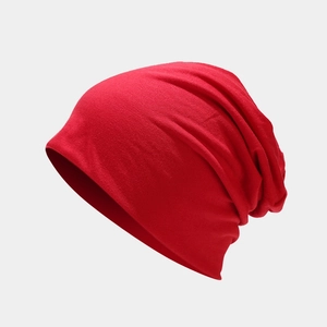 Détail du bonnet rouge montrant le tissu en maille douce et la texture des plis naturels