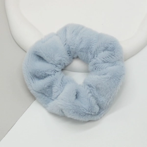 Gros plan d'un chouchou bleu clair en peluche avec une texture douce en fausse fourrure de lapin