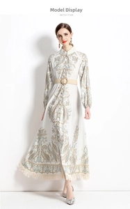 Détail de robe longue à motif paisley avec ourlet à franges et ceinture tressée