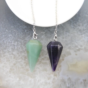 Pendenti in cristallo esagonale naturale in viola e verde con catene in metallo lucido