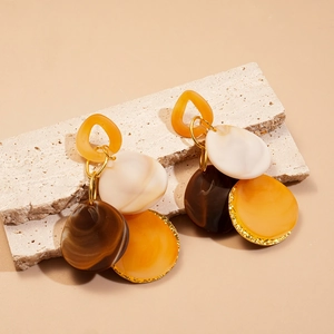 Boucles d'oreilles rétro géométriques en acrylique marbré avec détails dorés pour femme