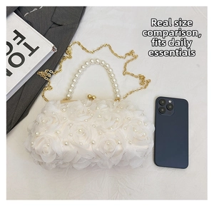 Détail du sac à fleurs en dentelle crème avec anse en perles et chaîne dorée