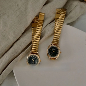 Vintage style gold square watch for women with elastic expansion band and black dial