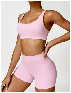 Ensemble de yoga rose avec brassière de sport et short de fitness à taille haute