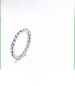 Dettaglio dell'anello in argento 925 a sfere con larghezza 0,27 cm e peso di 2,25 g
