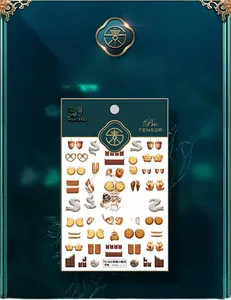 Dettaglio di adesivi 5D per unghie con motivi di dessert 3D e piccole prelibatezze