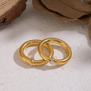 Bague en acier inoxydable doré poli avec cristaux sertis et détail anneau argent
