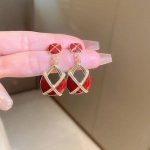 Boucles d'oreilles cœur en émail rouge vintage avec bordure dorée et clous carrés