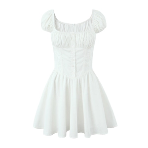Robe courte blanche chic avec col carré, manches bouffantes et détails boutonnés plissés