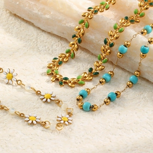 18K gold-plated beaded bracelet set with daisy enamel charms and green leaf pendant