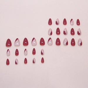 Faux ongles amande fuchsia élégants avec lignes dorées et finition bordeaux classique