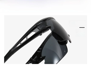 Dettaglio macro delle stanghette degli occhiali sportivi con design ventilato