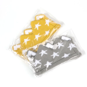 Lot de deux bandeaux couronnes tricotés pour bébés avec motifs étoiles en jaune et gris