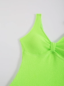 Détail du maillot de bain vert néon en seersucker avec col en V et nœud torsadé texturé