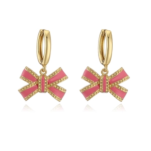 Dettaglio di orecchini a fiocco dorati con smalto rosa e piccoli punti brillanti